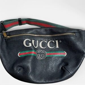 GUCCI Black Leather Crossbody Bag